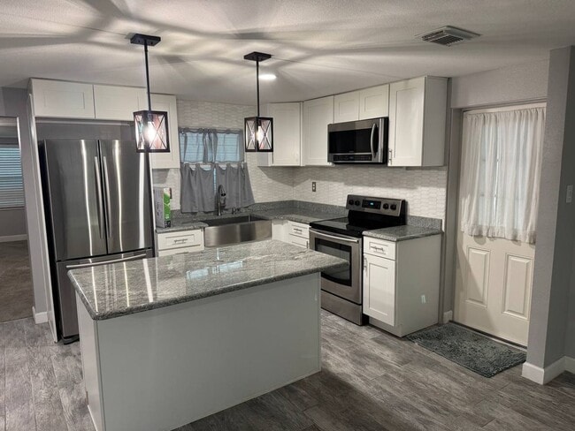 703 NE 11th Ave in Mulberry, FL - Building Photo - Building Photo