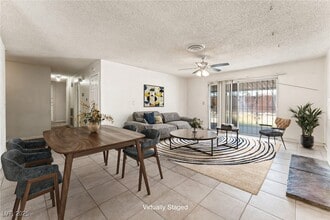 5809 Pebble Beach Blvd in Las Vegas, NV - Foto de edificio - Building Photo