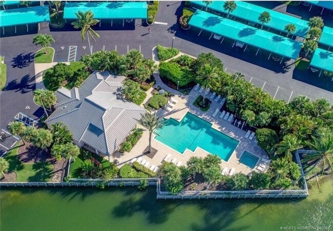 5799 NE Island Cove Way in Stuart, FL - Foto de edificio - Building Photo