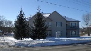 330 E Tyranena Park Rd in Lake Mills, WI - Foto de edificio