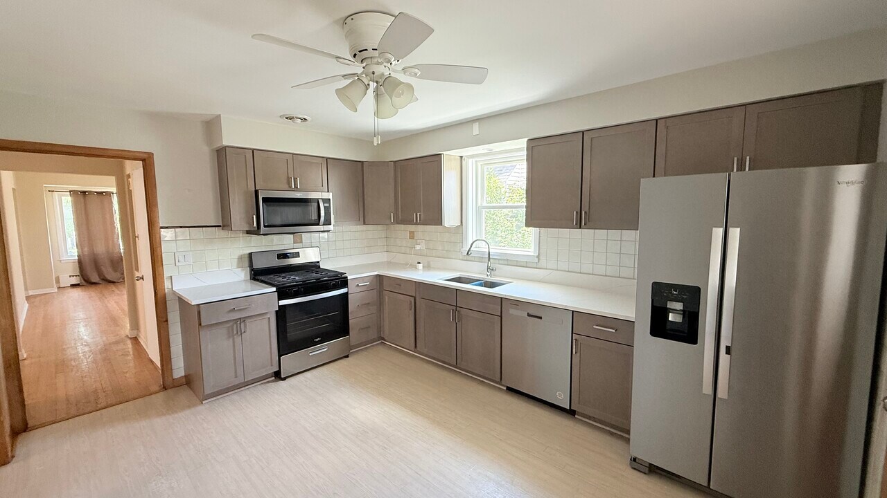 3030 N Oleander Ave in Chicago, IL - Building Photo
