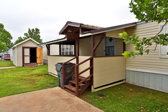 Sherwood Village in Lawton, OK - Foto de edificio - Building Photo