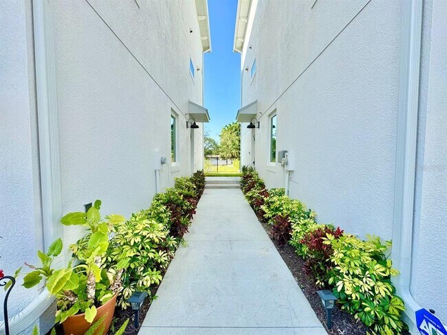 4740 Legacy Park Dr in Tampa, FL - Building Photo - Building Photo