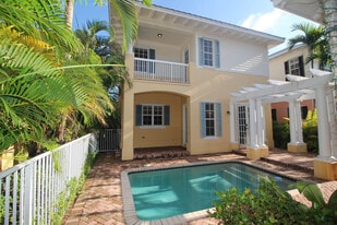 224 W Bay Cedar Cir in Jupiter, FL - Building Photo
