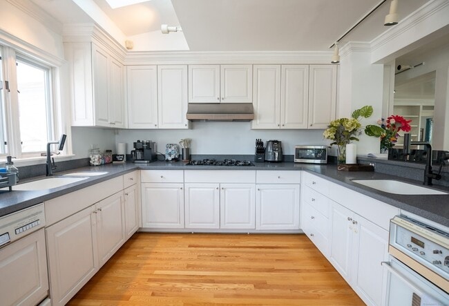 1 Harmony St in Stonington, CT - Building Photo - Building Photo