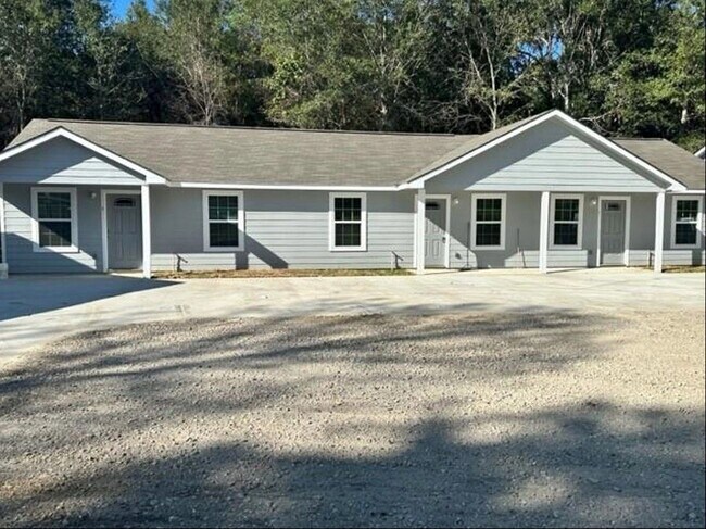 635 Doctor M.L.K. Jr Dr in Liberty, TX - Building Photo - Building Photo