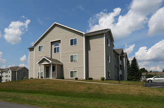 Georgian Court Apartments in Liverpool, NY - Foto de edificio - Building Photo