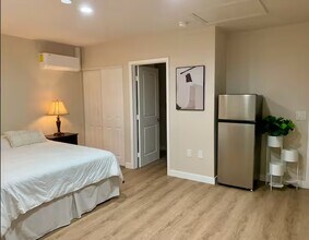 3087 Channel Dr, Unit Studio A in Ventura, CA - Building Photo - Building Photo