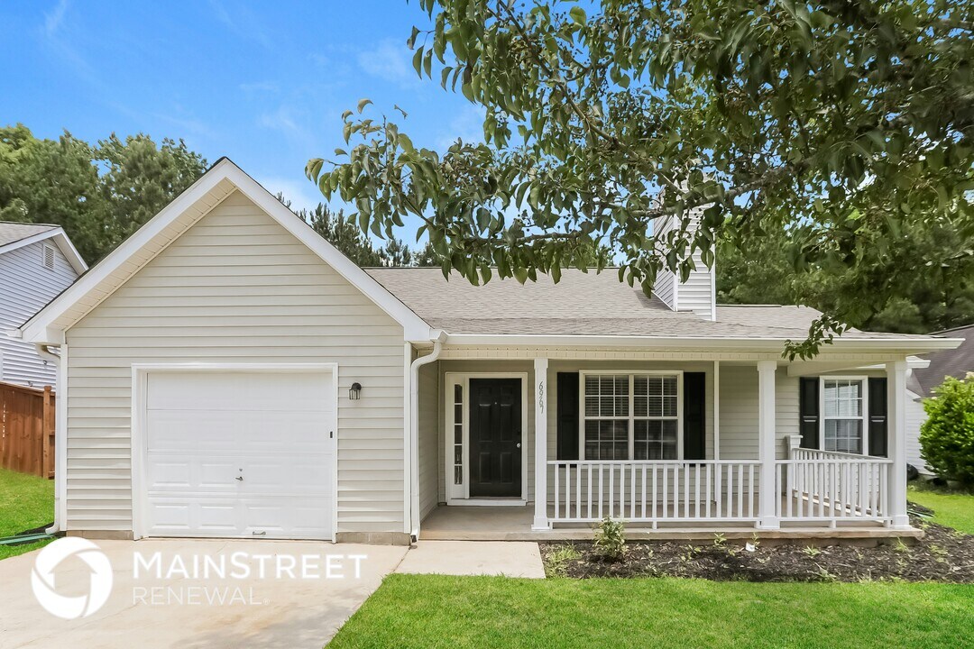 6967 Biscayne in Rex, GA - Building Photo