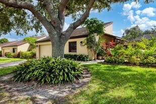 3638 Glen Oaks Manor Dr in Sarasota, FL - Building Photo