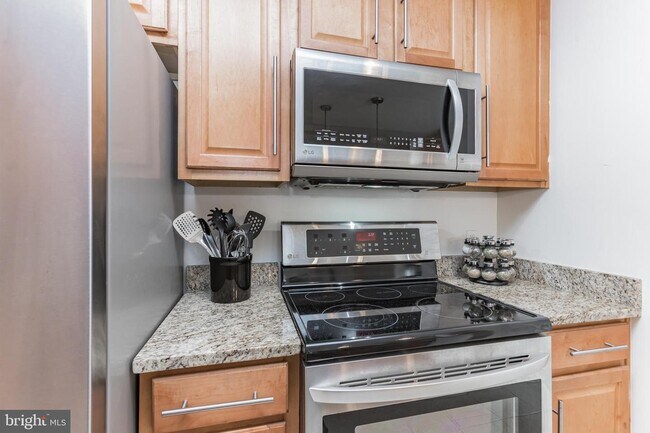 10300 Appalachian Cir-Unit -309 in Oakton, VA - Building Photo - Building Photo