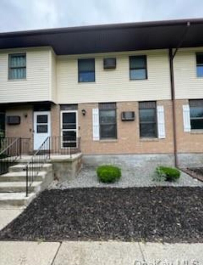 202 Parr Meadow Dr Rentals in Newburgh, NY