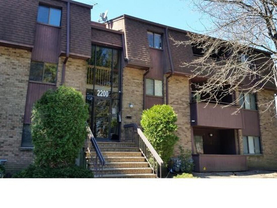 2213 Old Stone Mill Dr in East Windsor, NJ - Foto de edificio