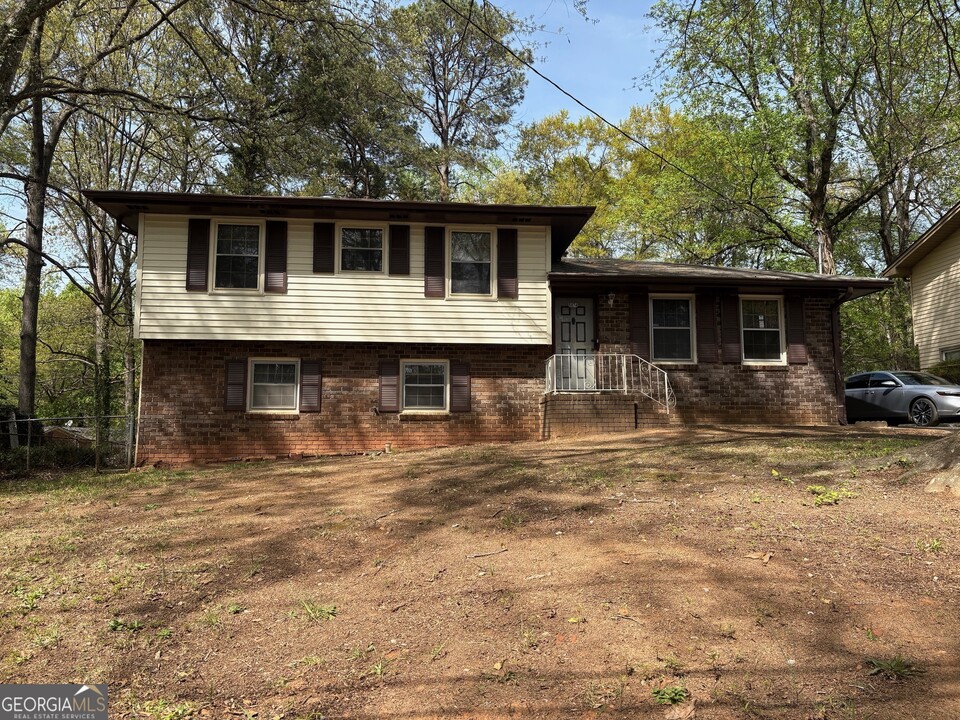 5974 Pinecreek Rd in Forest Park, GA - Building Photo