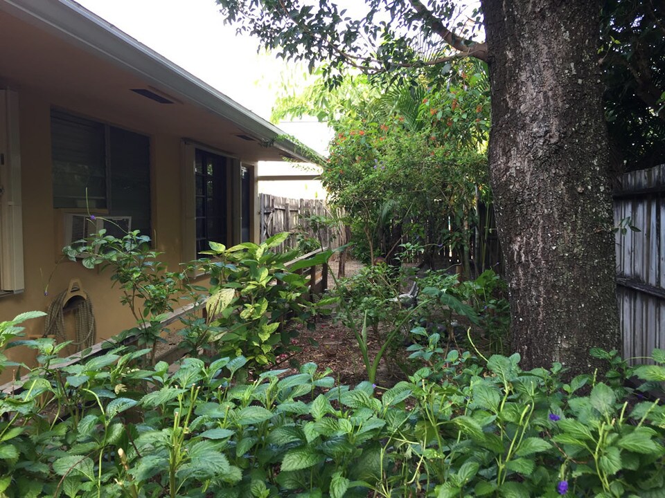 805 NE 40th St in Oakland Park, FL - Building Photo