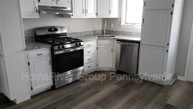 806 Cowan Ave in Jeannette, PA - Building Photo - Building Photo