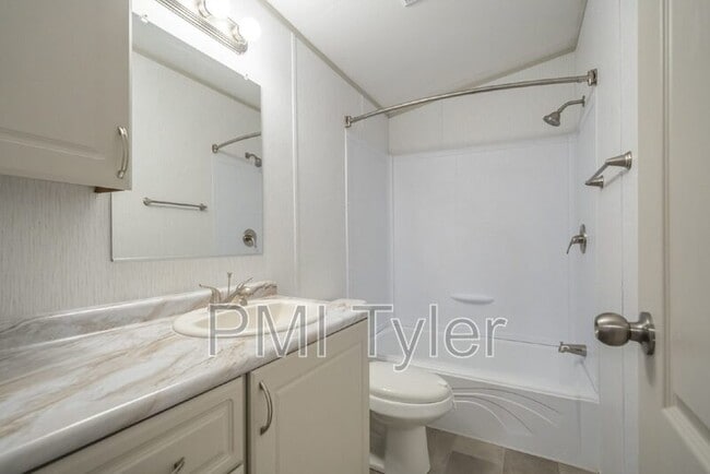 203 Sugar Maple Ln in Kilgore, TX - Building Photo - Building Photo