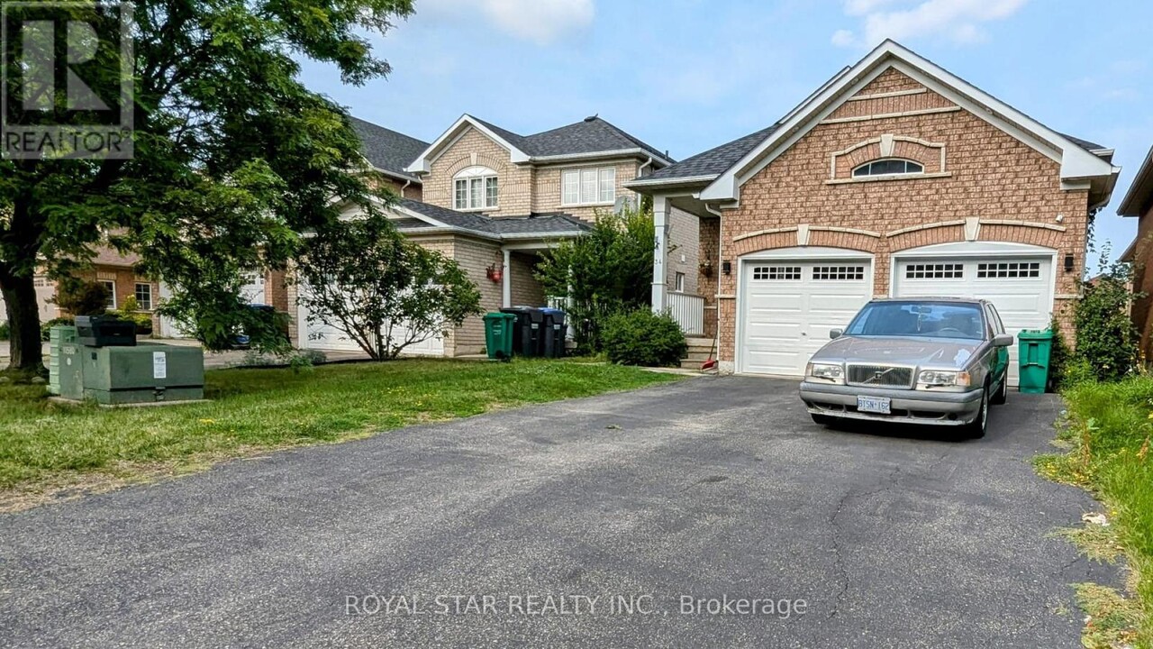 34 Hayloft Ct in Brampton, ON - Building Photo