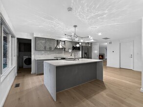 16711 NE 18th St in Bellevue, WA - Building Photo - Building Photo