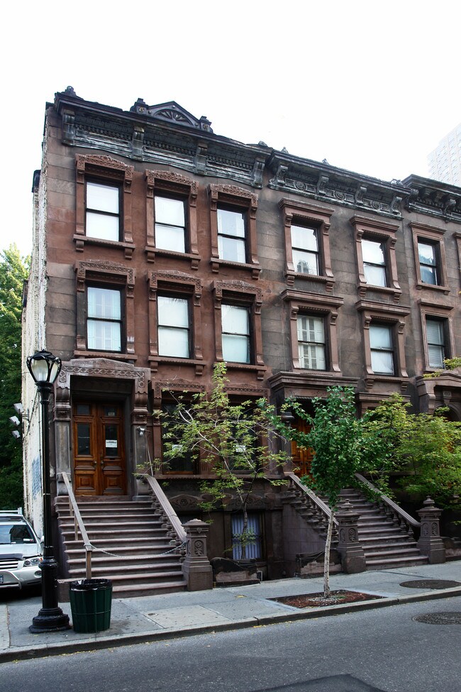 324-326 W 46th St in New York, NY - Building Photo - Building Photo