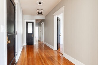 910 W Belle Plaine Ave, Unit 1 in Chicago, IL - Building Photo - Building Photo