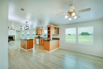 132 Co Rd 247 in Georgetown, TX - Foto de edificio - Building Photo