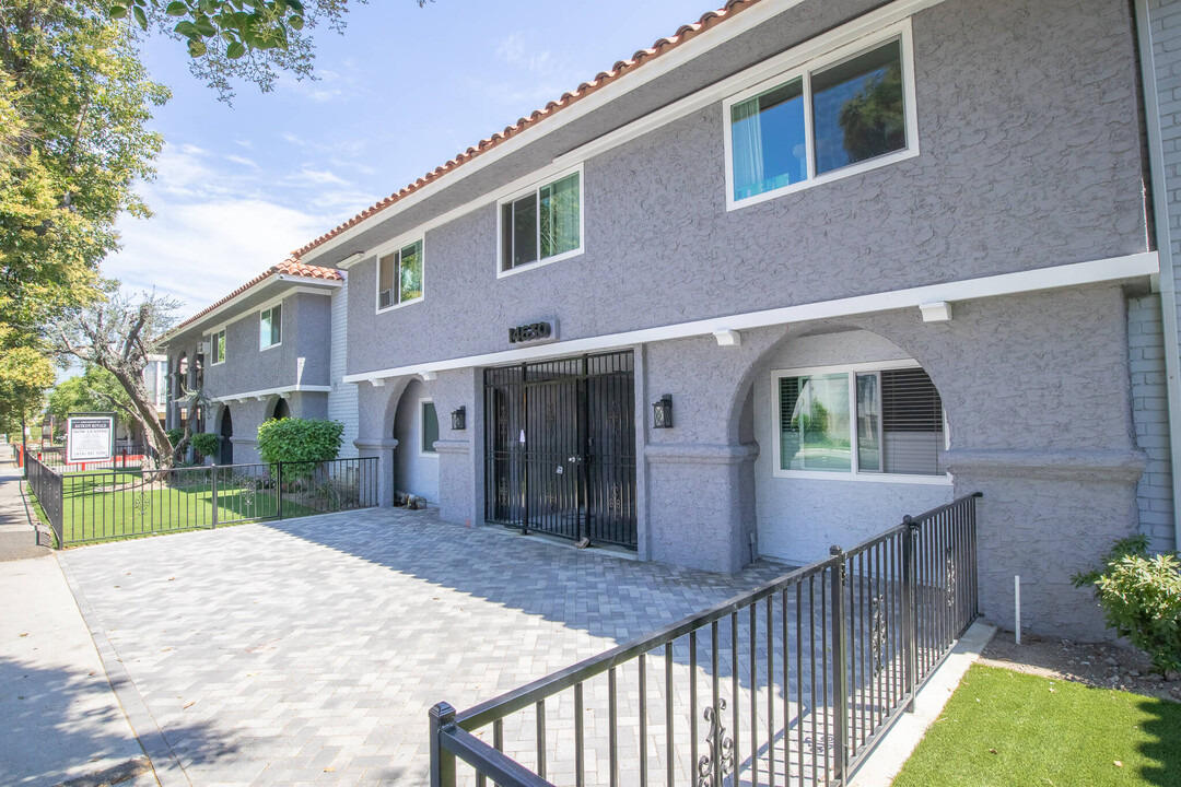 Saticoy Royale in Van Nuys, CA - Foto de edificio