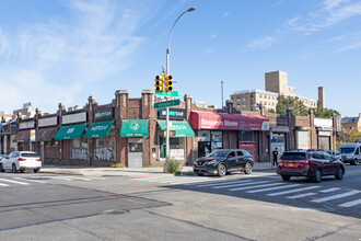 135-01 35th Ave in Flushing, NY - Foto de edificio - Building Photo