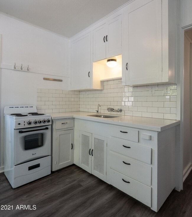 property at 908 W MacKenzie Dr