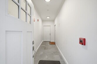 68 Edson St, Unit 2 in Boston, MA - Foto de edificio - Building Photo