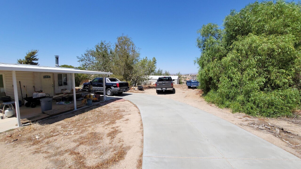22650 Roundup Way in Apple Valley, CA - Building Photo