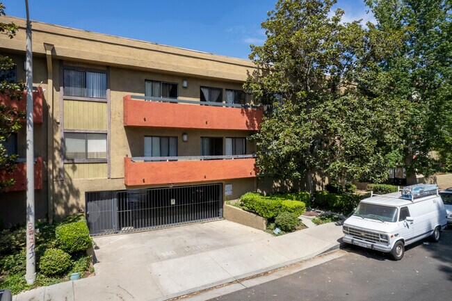 Variel Apartments in Canoga Park, CA - Building Photo - Building Photo