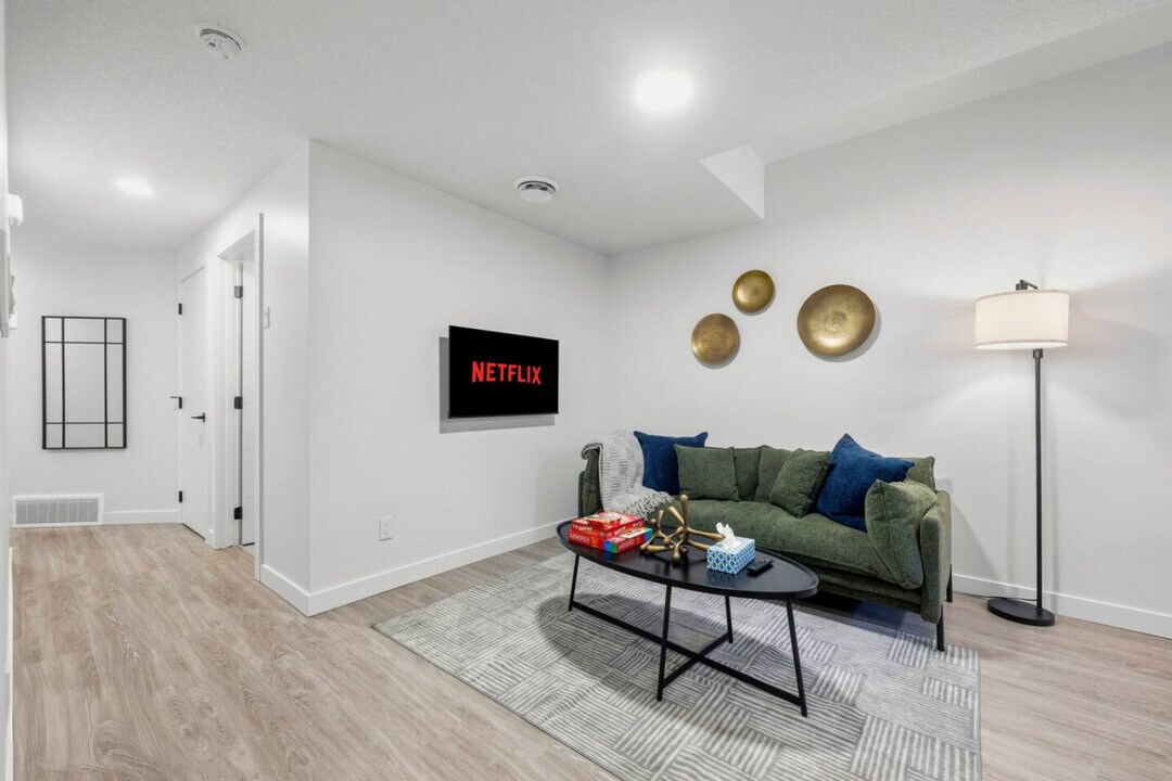 10749-10773 73 Ave NW in Edmonton, AB - Building Photo
