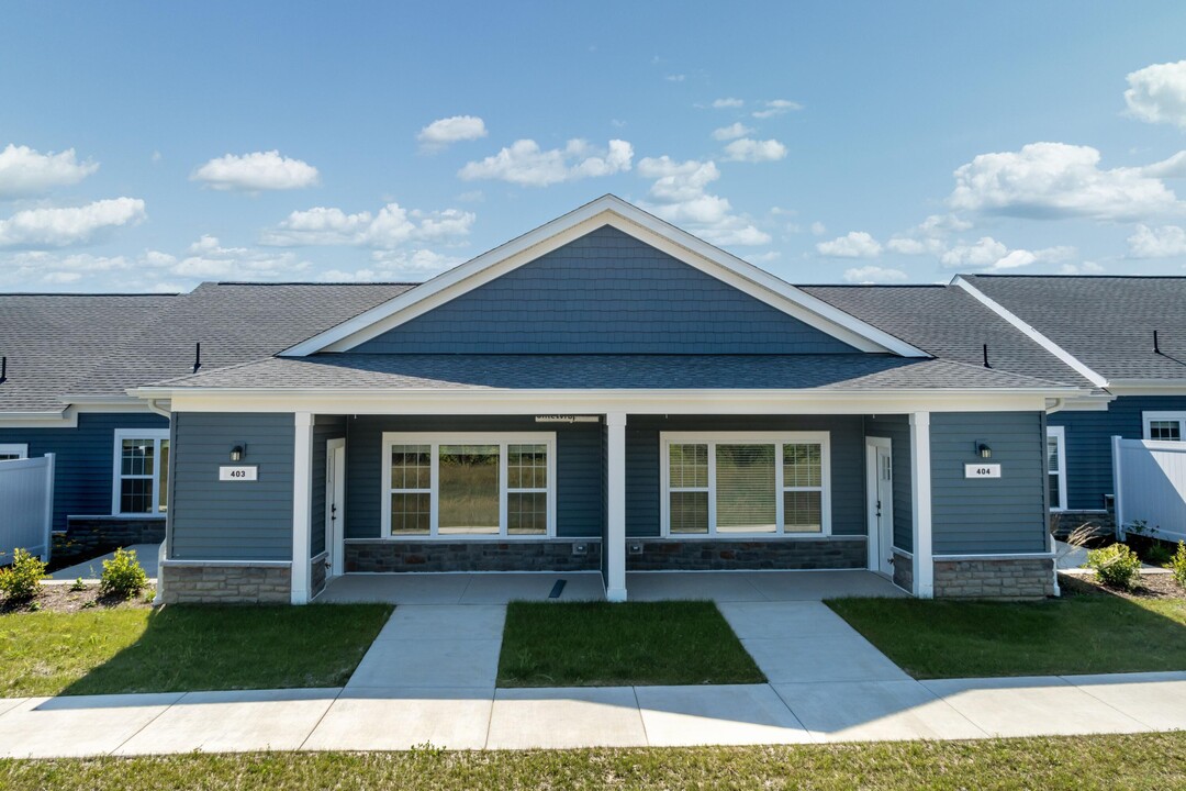 1818 W Mildenhall Dr in Oak Creek, WI - Building Photo