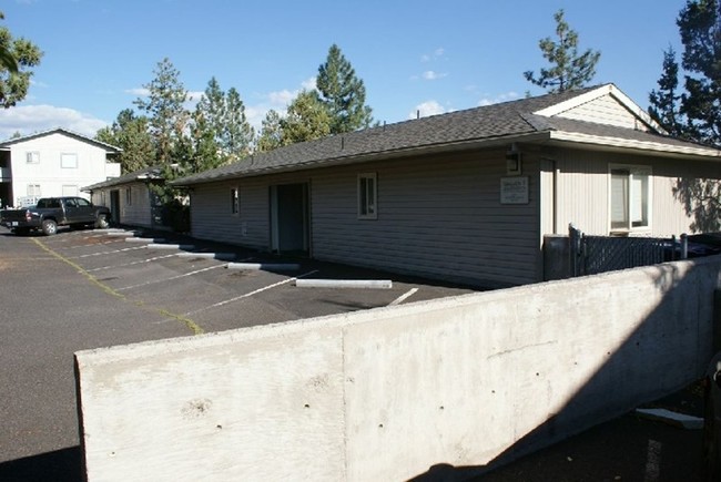 1597 NW Portland Ave in Bend, OR - Foto de edificio - Building Photo