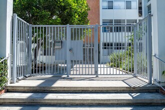 7960 Selma Ave in Los Angeles, CA - Building Photo - Building Photo