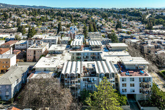 Crescent Court Manor in Oakland, CA - Building Photo - Building Photo