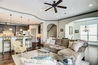 5939 Kiam St in Houston, TX - Foto de edificio - Building Photo
