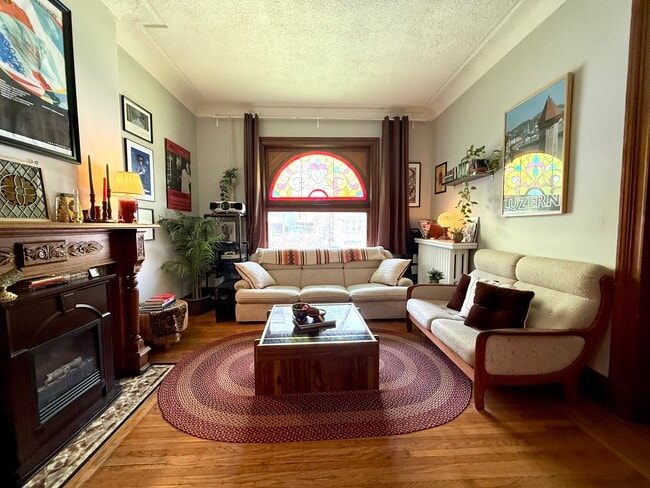 2 Bed - 35-37 West Ave S in Hamilton, ON - Building Photo - Building Photo