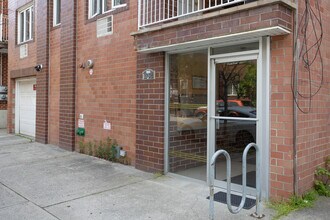 1552 E 14th St in Brooklyn, NY - Foto de edificio - Building Photo