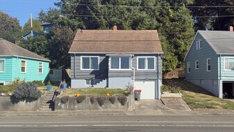 627 W Marine Dr in Astoria, OR - Building Photo