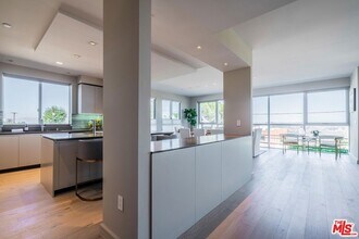 2391 Roscomare Rd in Los Angeles, CA - Foto de edificio - Building Photo