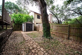 16807 Cedar Tree Way in San Antonio, TX - Foto de edificio - Building Photo