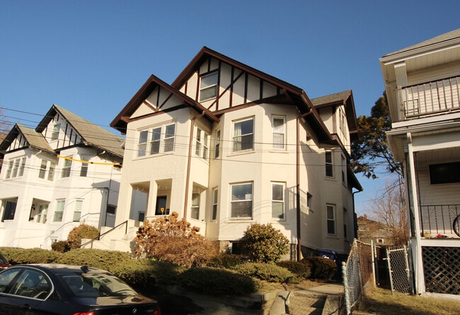 29 Justin Rd, Unit 1 in Boston, MA - Foto de edificio - Building Photo