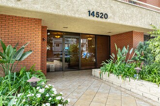 14520 Dickens St in Sherman Oaks, CA - Building Photo - Building Photo