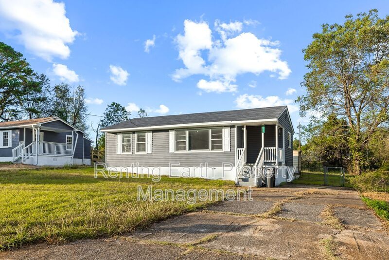 2421 Circle Dr in Hueytown, AL - Building Photo