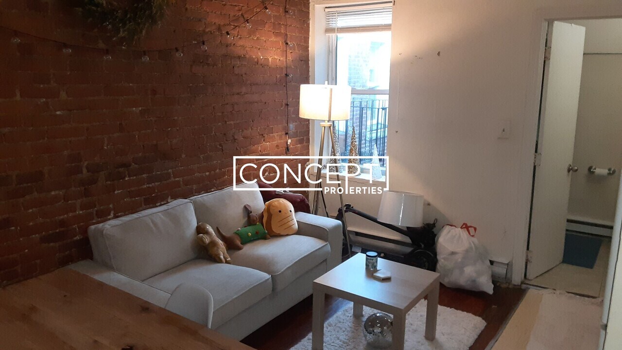 892 Huntington Ave in Boston, MA - Building Photo