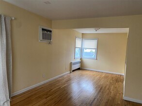 8 Hallock St in Farmingdale, NY - Building Photo - Building Photo