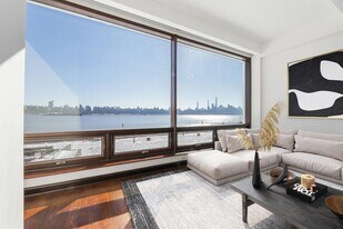 9 Somerset Ln in Edgewater, NJ - Building Photo