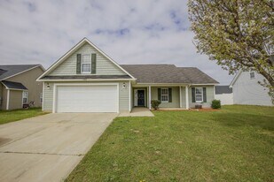 196 Lochwood Dr in Raeford, NC - Building Photo